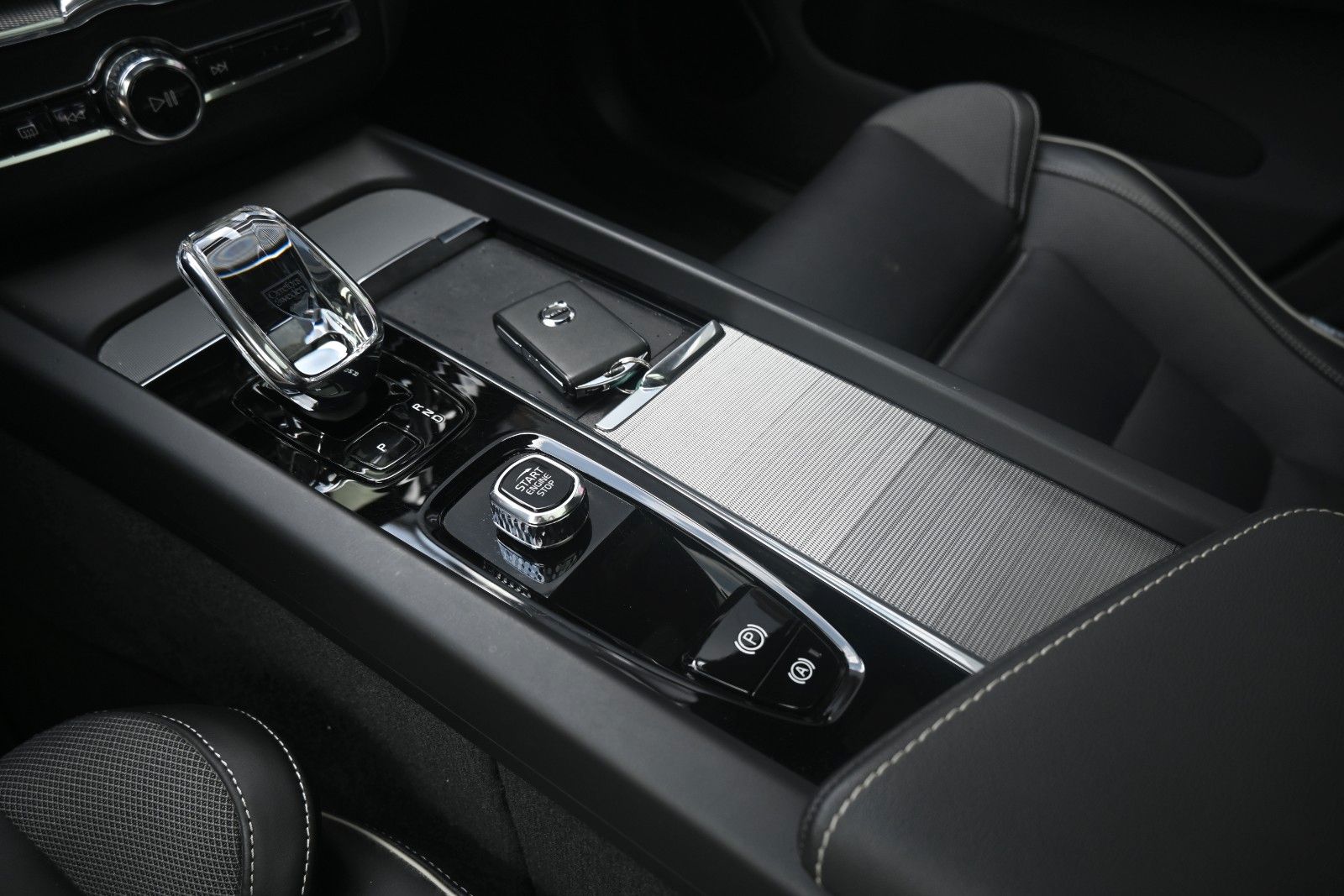Fahrzeugabbildung Volvo XC60 T6 AWD Recharge Plus Dark*360°*ACC*AHK