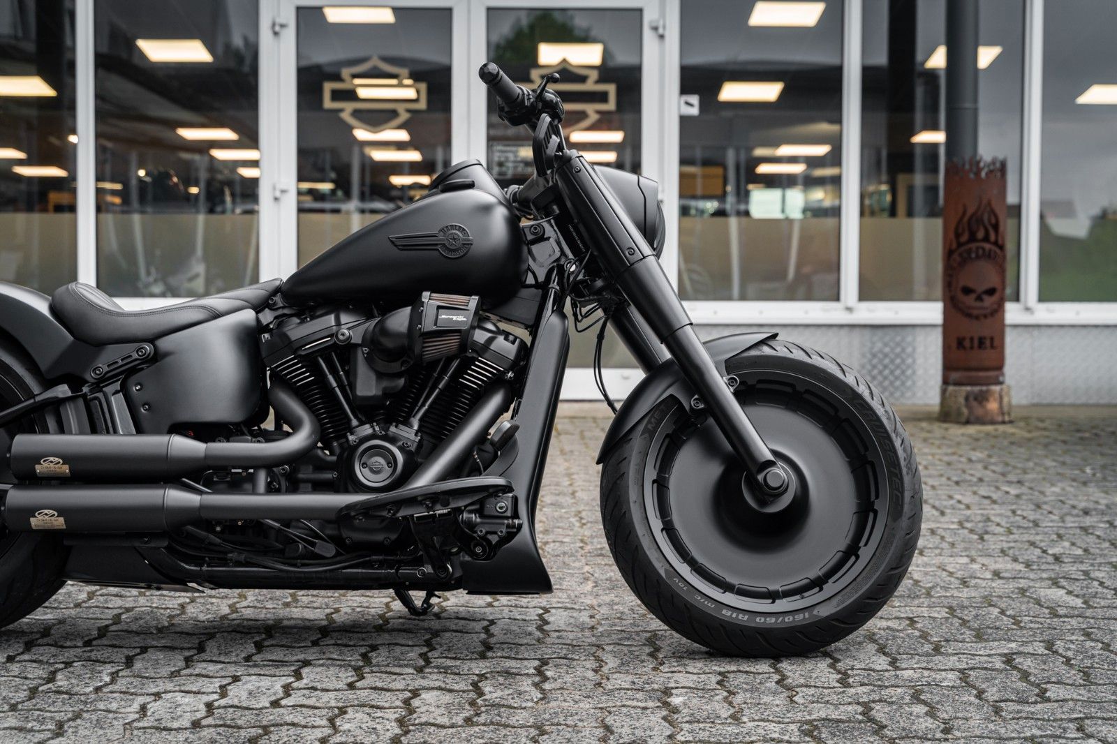 Fahrzeugabbildung Harley-Davidson FLFBS Fat Boy 128cui - Custom 1of1 "Black Titan"