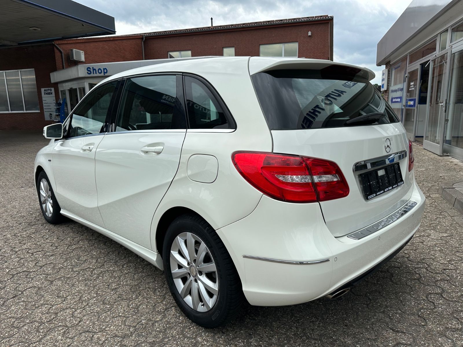 Fahrzeugabbildung Mercedes-Benz B 180 AHK/BiXenon/Pano/Navi/SHZG/GJR