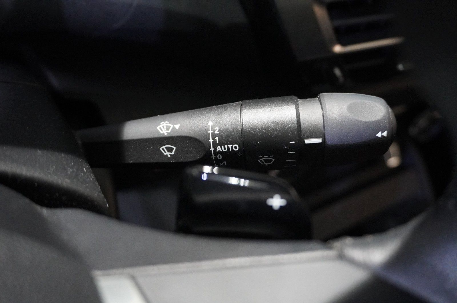 Fahrzeugabbildung Citroën C4 Lim. 1.2T PLUS NAVI/LED/KAMERA/SPORT /VIR/DAB