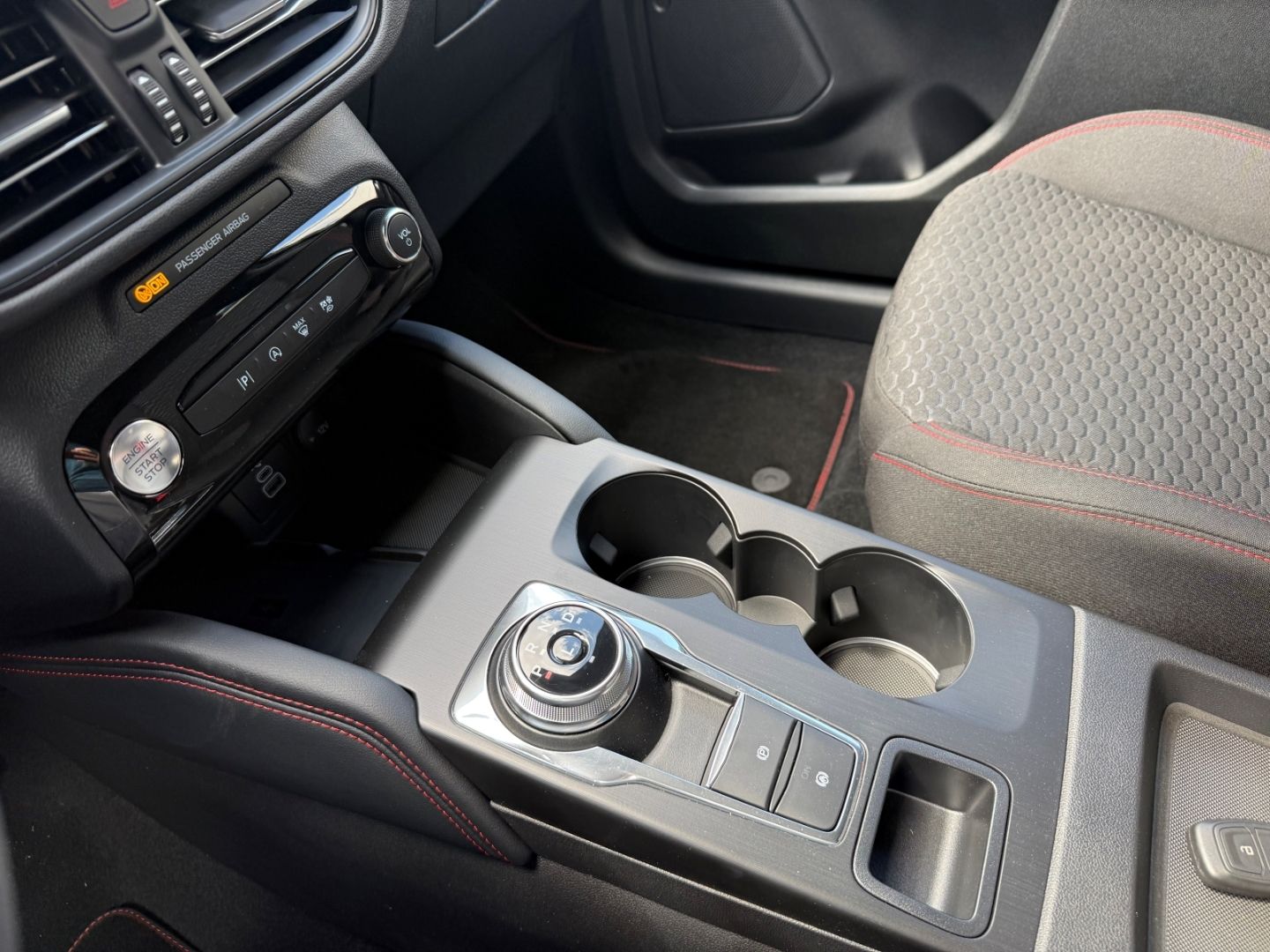 Fahrzeugabbildung Ford Kuga ST-Line Sport 5J AHK Navi Digi Co LED CarPl