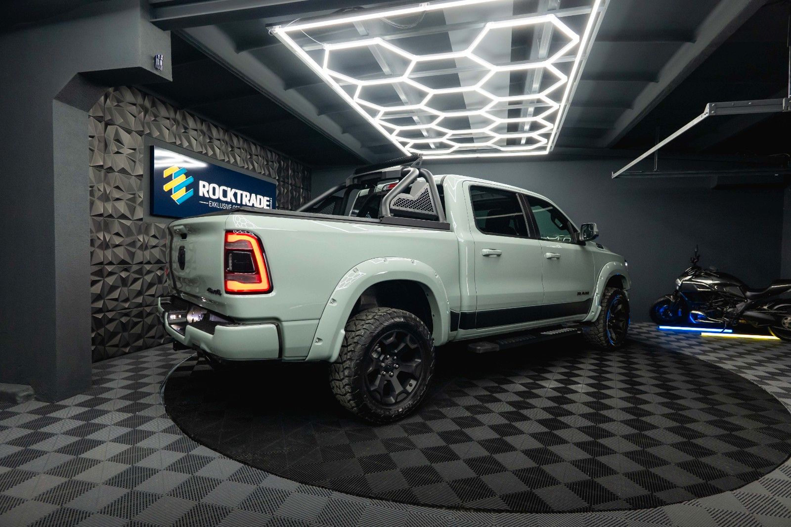 Fahrzeugabbildung Dodge RAM 5.7 V8 HEMI 4x4 OFFROAD Night-Edition *Pano*