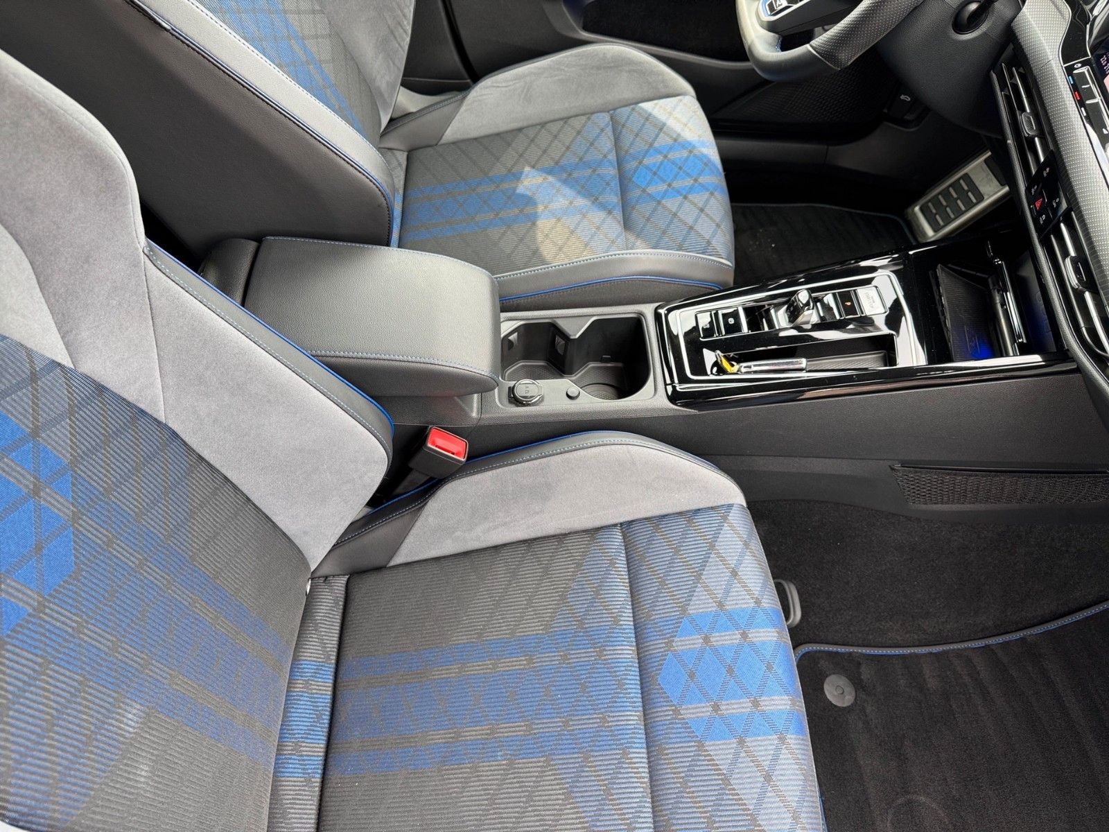 Fahrzeugabbildung Volkswagen Golf VIII Variant R 4Motion 2.0 TSI