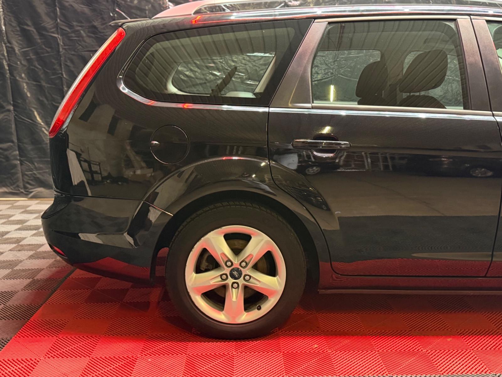 Ford Focus 2010 — photo 12