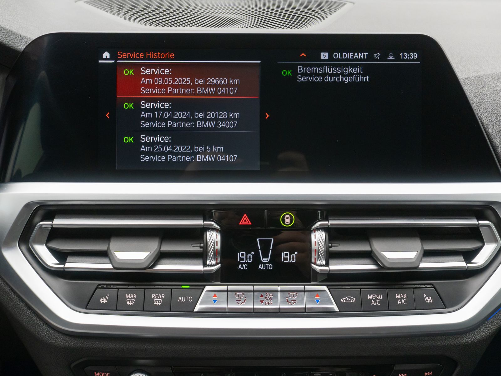 Fahrzeugabbildung BMW 330i Sport Line DAB Alarm MSport Lenkrhzg 19Zoll