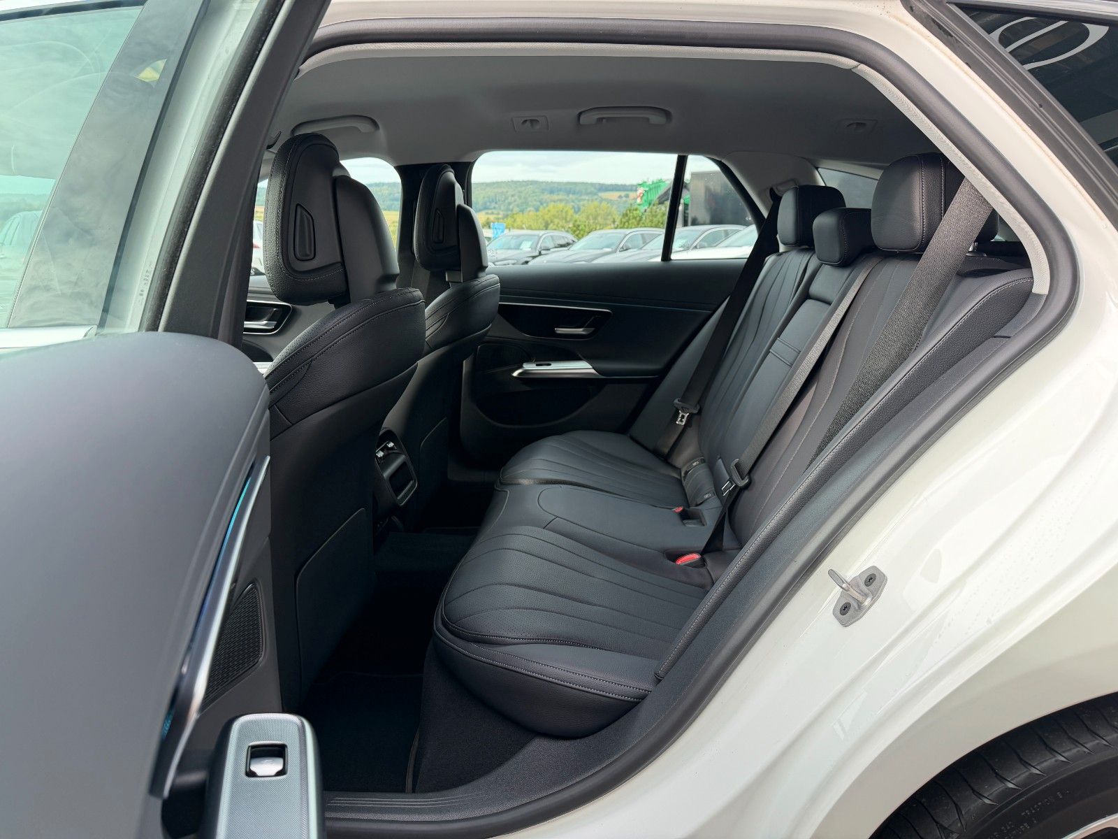 Fahrzeugabbildung Mercedes-Benz E 300de Avantgarde AHK+Distr+Memory+360+DigitalL