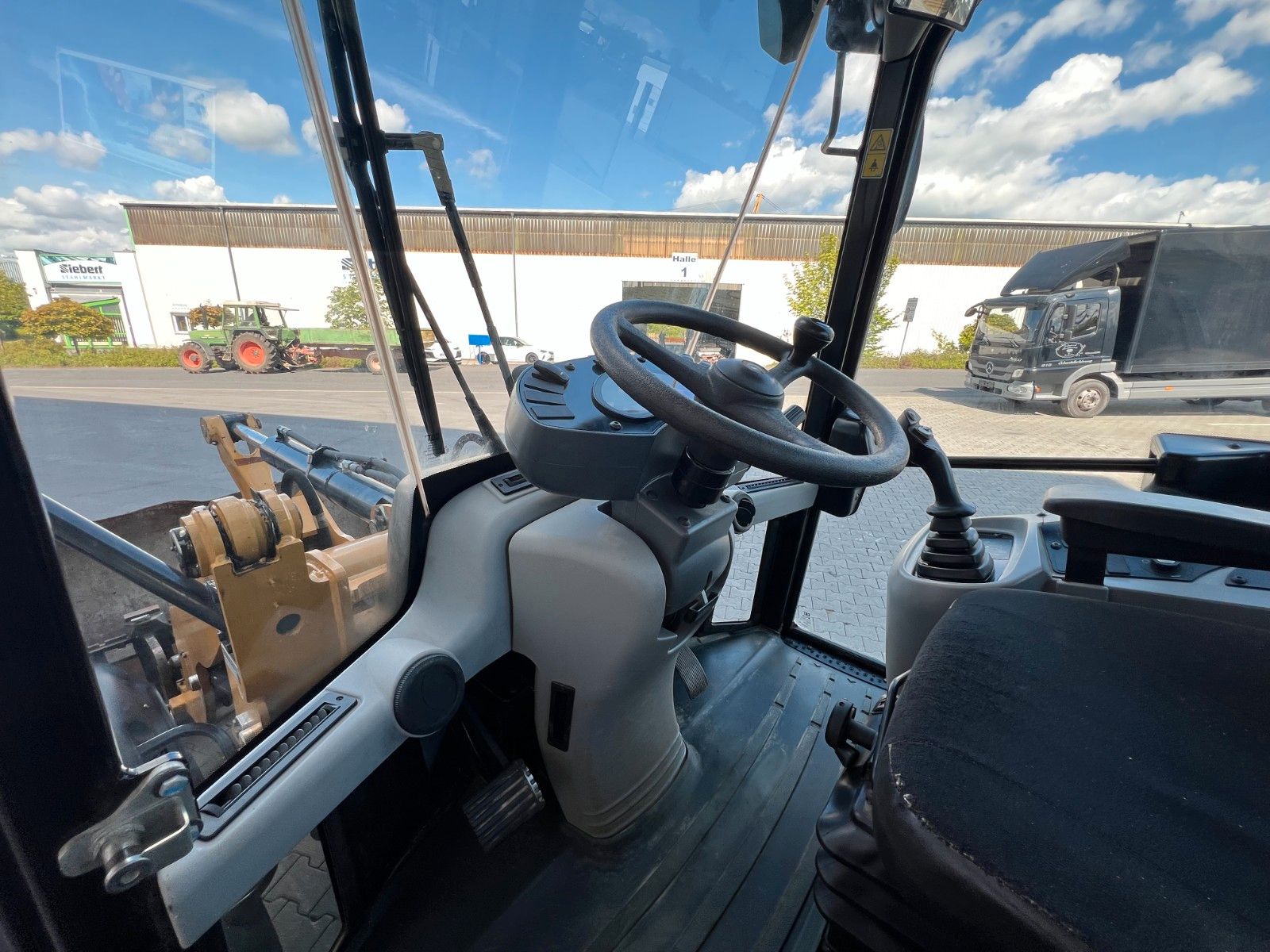 Fahrzeugabbildung CAT 908M / 1.554h / Gabel / Schaufel