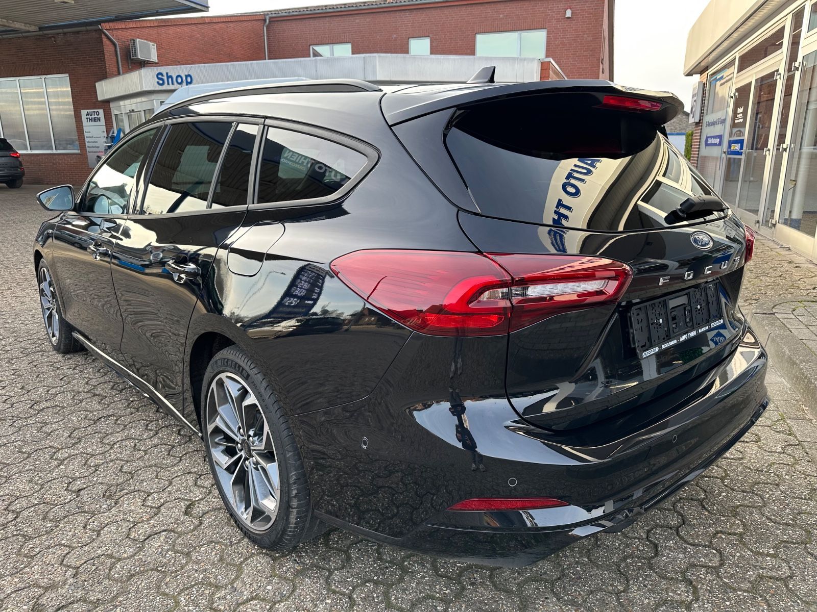 Fahrzeugabbildung Ford Focus Turnier 1.0 ST-Line X Pano/ACC/Matrix/Navi