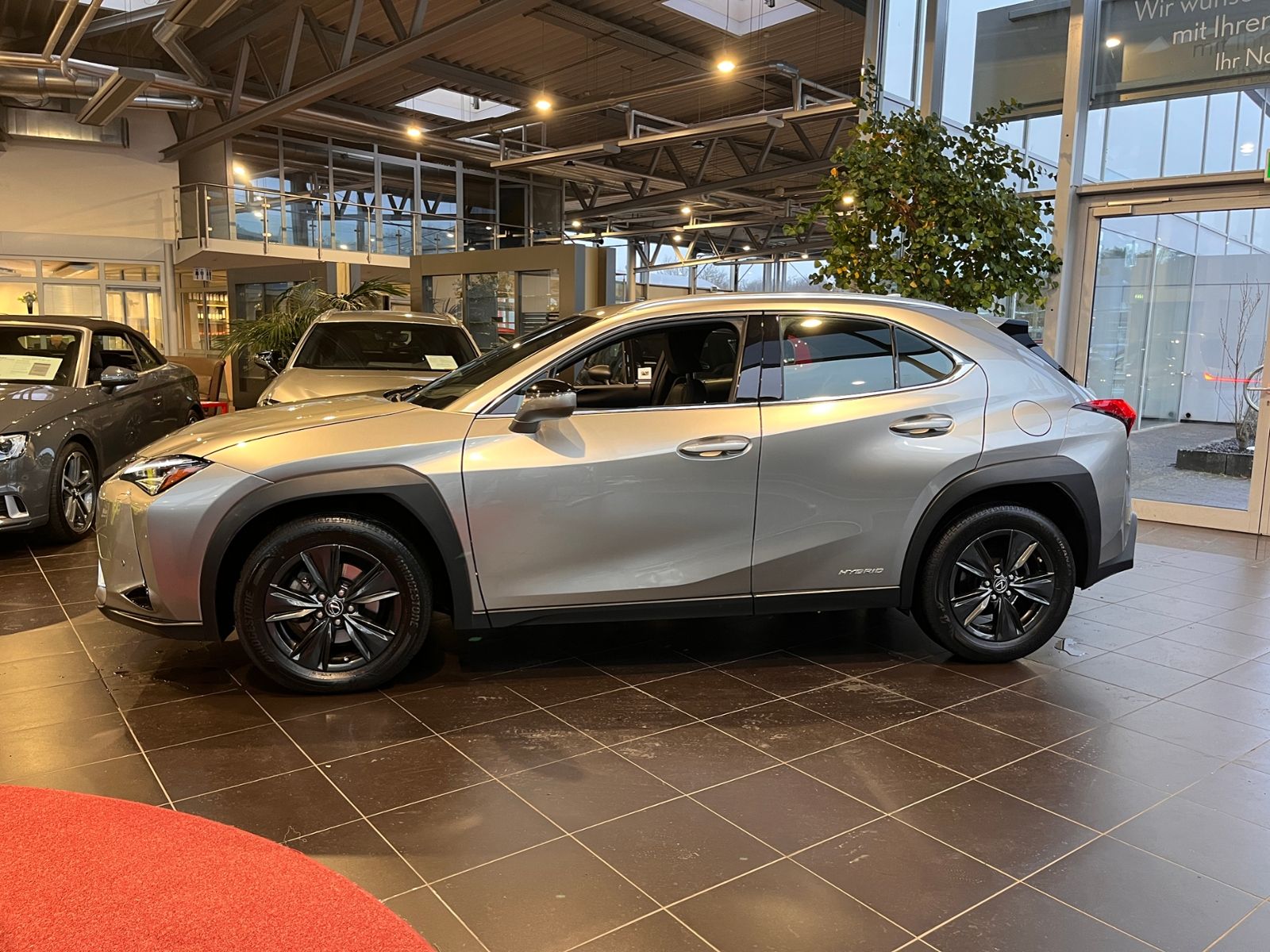 Fahrzeugabbildung Lexus UX 250h Launch Edition LED NAV SHZ PDC RFK 17"