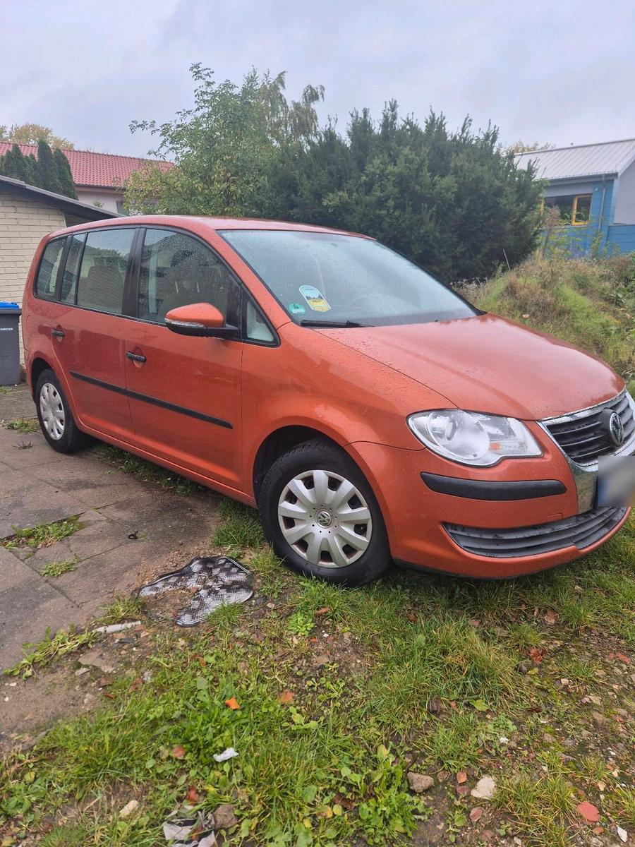 Volkswagen Touran 2010 — rear view