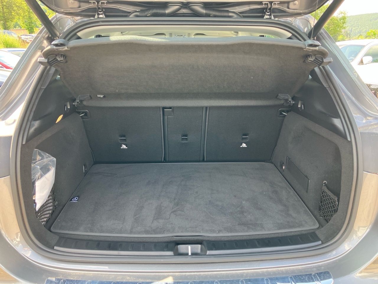 Fahrzeugabbildung Mercedes-Benz GLA 180 PROGRESSIVE+LENKRHZ+EL.HECKKL+LED+KAMERA