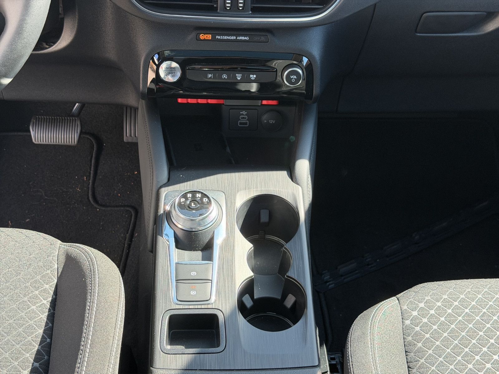 Fahrzeugabbildung Ford Kuga Titanium/Pano/Shz/LenkrdHZ/Rückfahrkamera