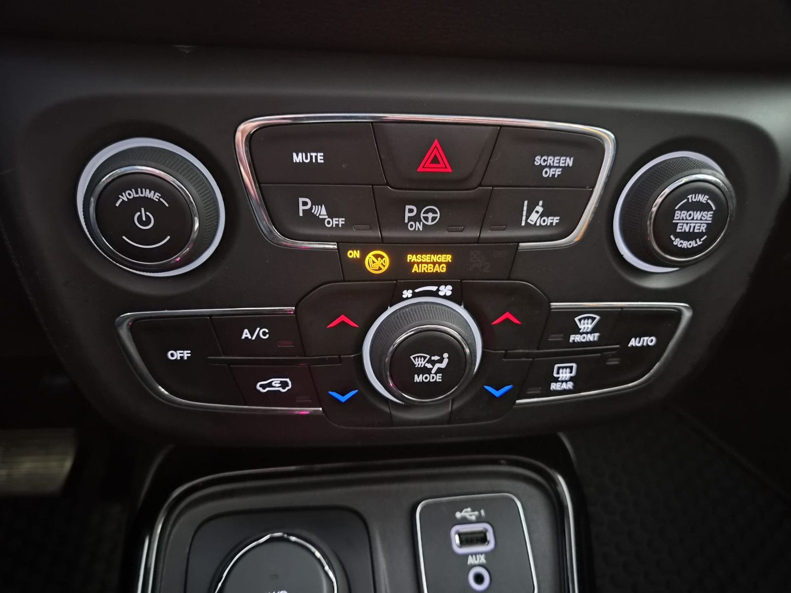 Fahrzeugabbildung Jeep Compass Limited 4WD / LED / NAVI / LEDER