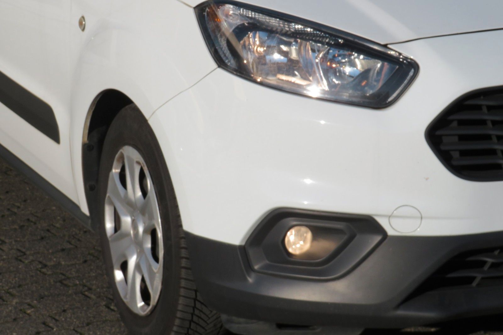 Fahrzeugabbildung Ford Transit Courier KASTEN KLIMA FLÜGEL 1.HD