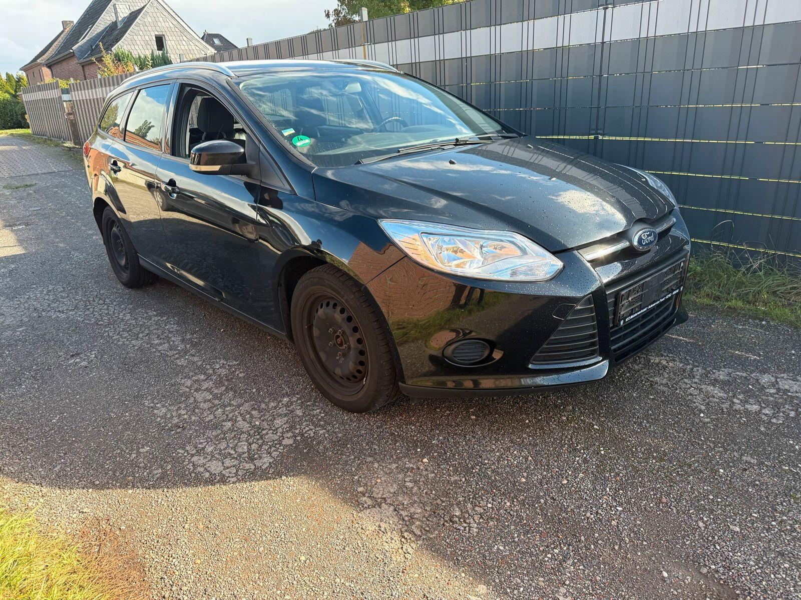 Ford Focus 2011 — interior