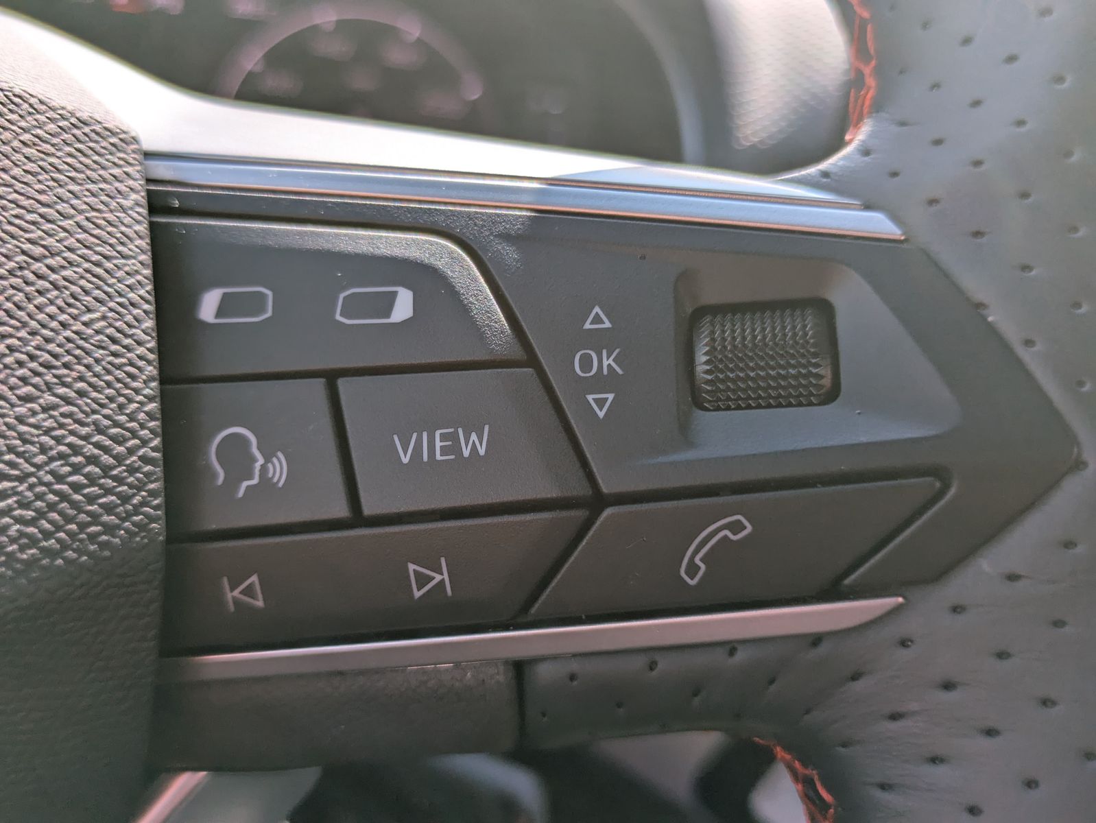 Fahrzeugabbildung SEAT Arona 1.0 TSI FR DSG AHK*ACC*LED*APP*DAB*KAMERA