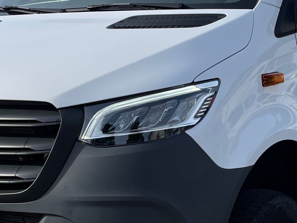 Fahrzeugabbildung Mercedes-Benz Sprinter 319 Doka Pritsche 3665 4x4 AHK, LED