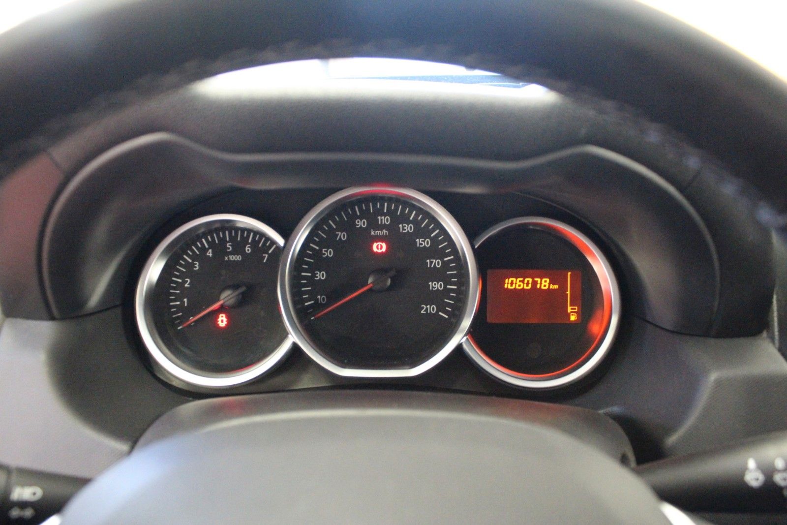 Fahrzeugabbildung Dacia Duster   SCE 115  Laureate   AHK *Navigation*