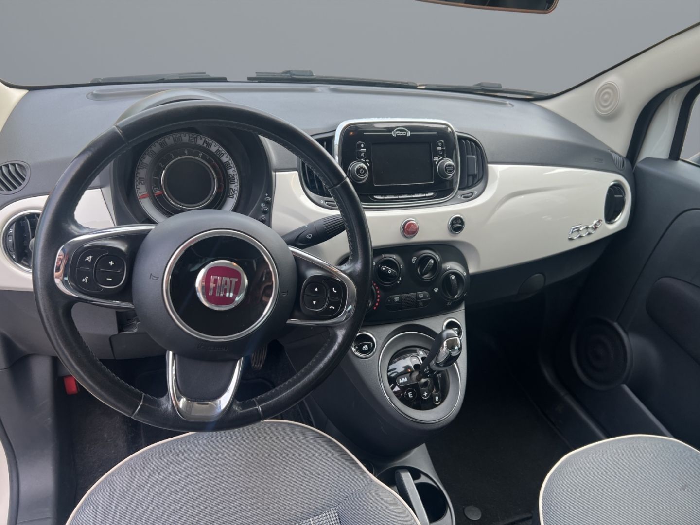 Fahrzeugabbildung Fiat 500 Lounge 1.2 8V Faltdach Musikstreaming SD Tel