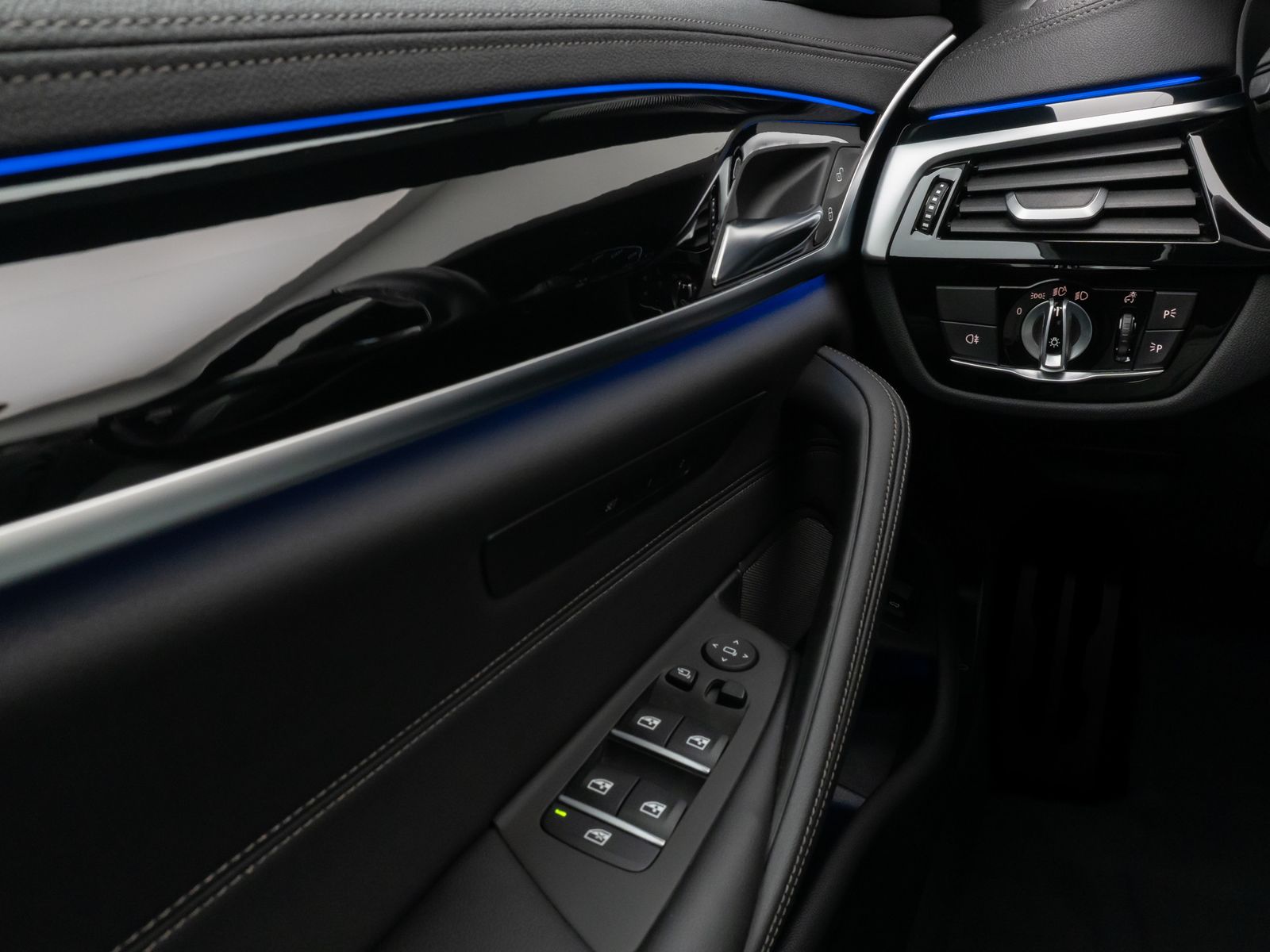 Fahrzeugabbildung BMW M550i xD Glasdach Laser 360°HUD DAB H/K SoftCl