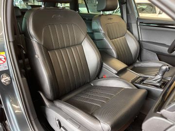 Skoda Superb Combi L&K *PANO*ACC*AHK*LEDER*NAVI*BI-XEN