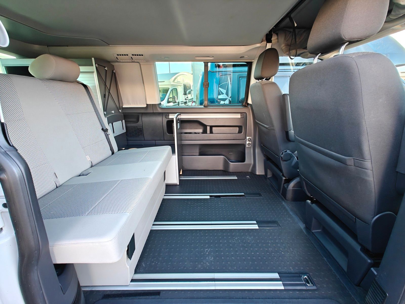 Fahrzeugabbildung Volkswagen T6 California Beach - Automatik + Schlafdach -