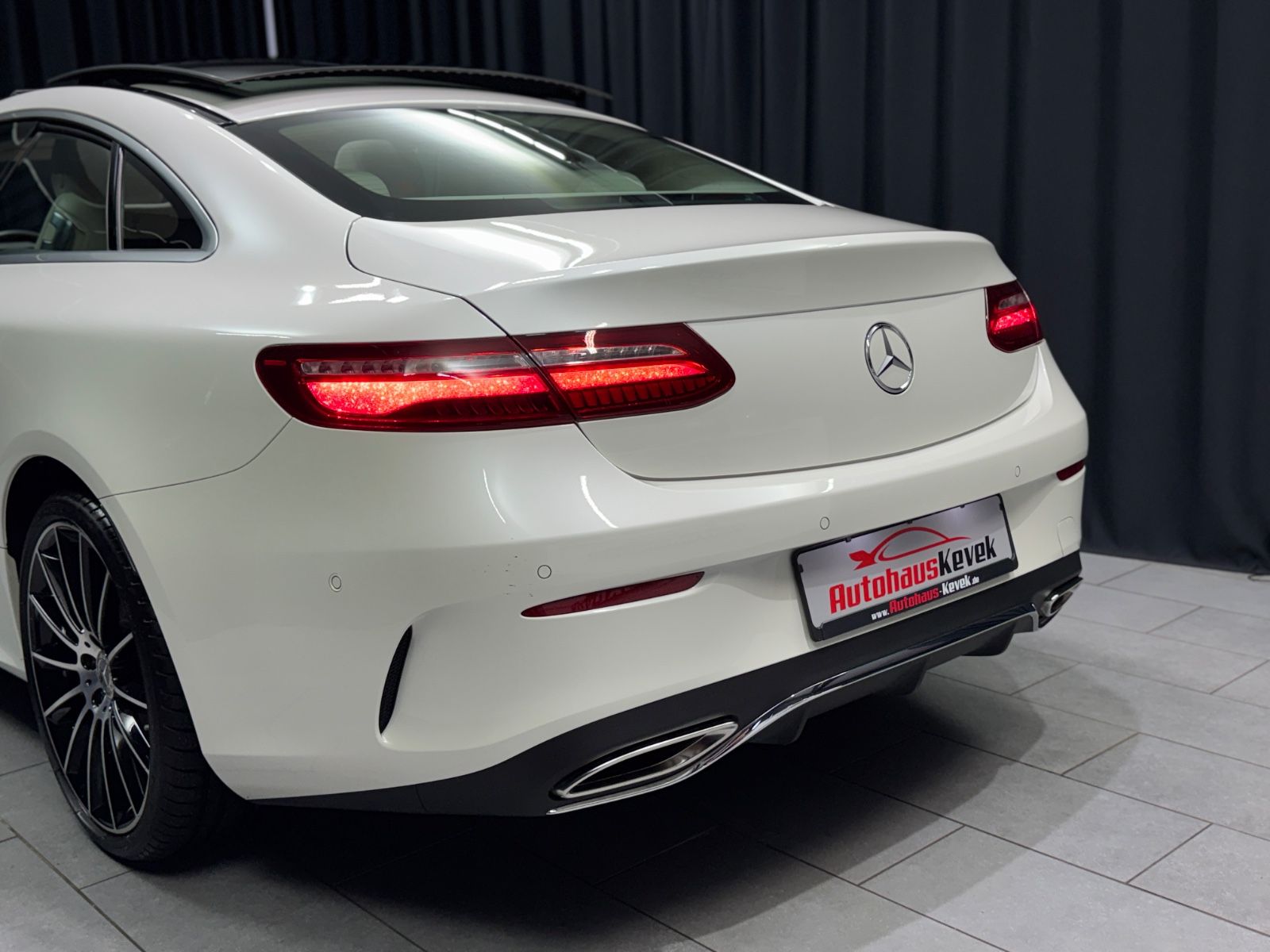 Fahrzeugabbildung Mercedes-Benz E 300 Coupe|AMG-LINE|WIDE-SCREEN|PANO|DESIGNO|