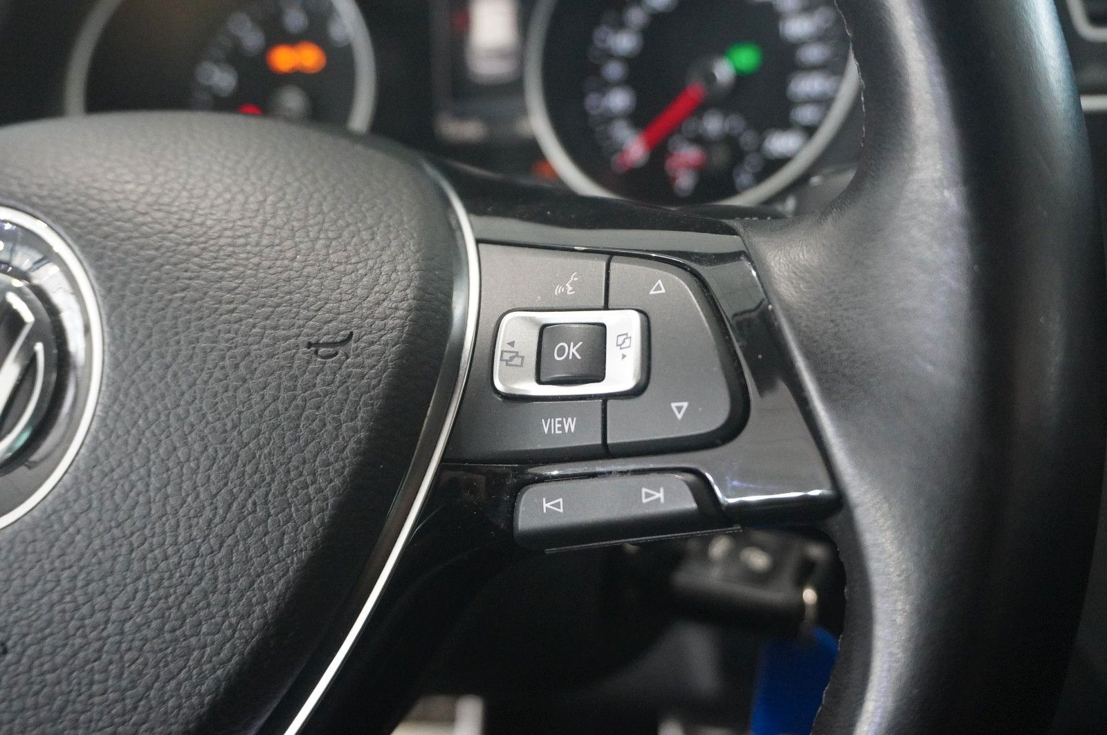 Fahrzeugabbildung Volkswagen Tiguan 2.0 TSI UNITED 4M DSG NAVI/LED/ACC/SH/AHK