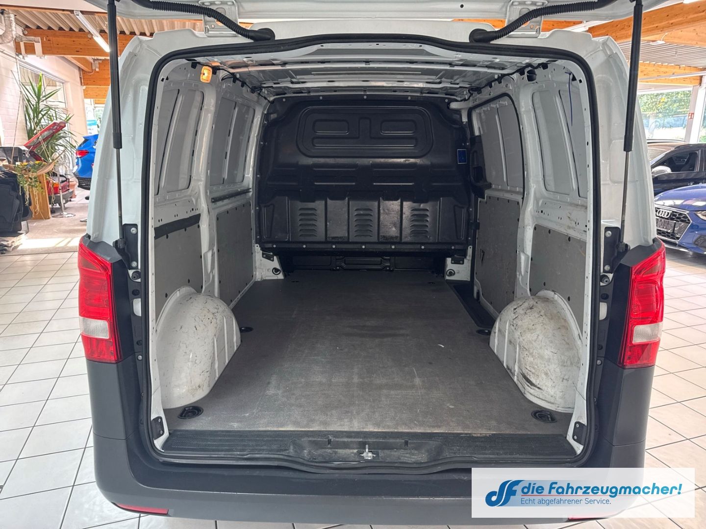 Fahrzeugabbildung Mercedes-Benz Vito Kasten 111 CDI WORKER FWD kompakt BlueTEC T
