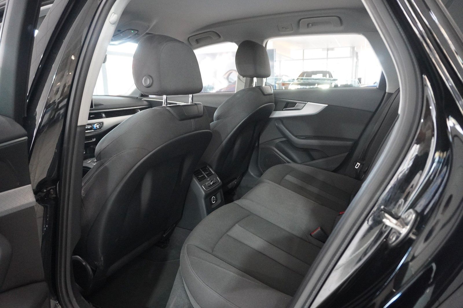 Fahrzeugabbildung Audi A4 Avant 35 TDI S-LINE SPORT NAVI/LED/KAMERA/DAB
