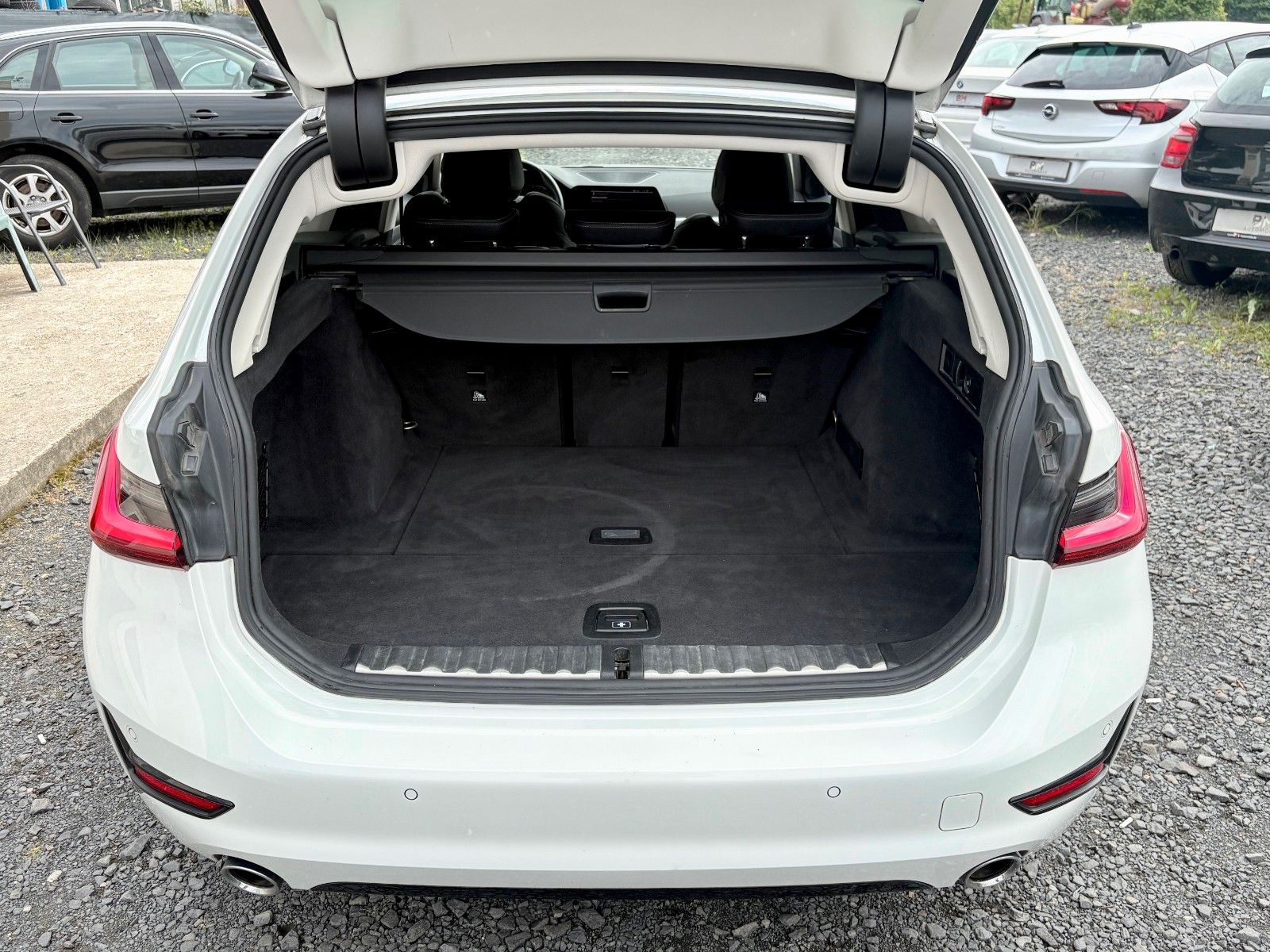 Fahrzeugabbildung BMW 320d xDrive SPORT LINE Navi Laser Standhz Leder
