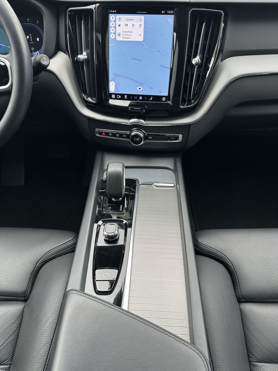 Fahrzeugabbildung Volvo XC60 B4 AWD Plus Dark NAV+LED+ACC+AHK+PANO+VCOCK