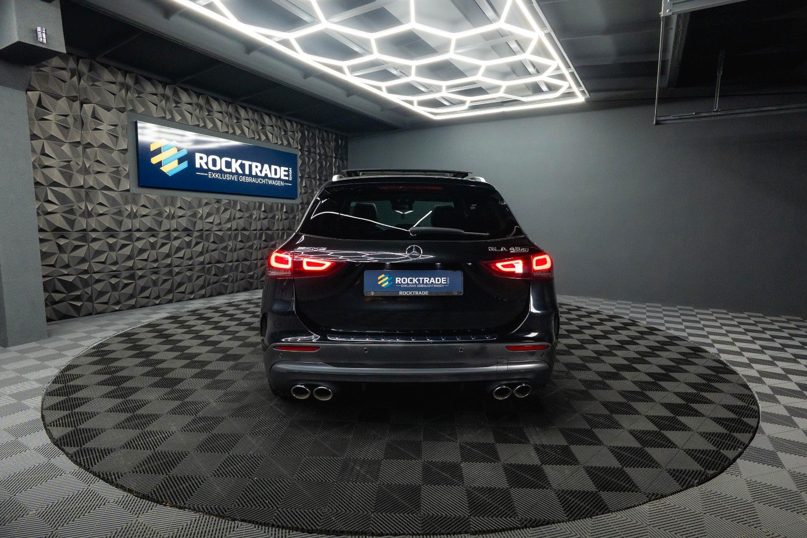 Fahrzeugabbildung Mercedes-Benz GLA 45 S AMG 4Matic | ACC | PANO | BURMESTER