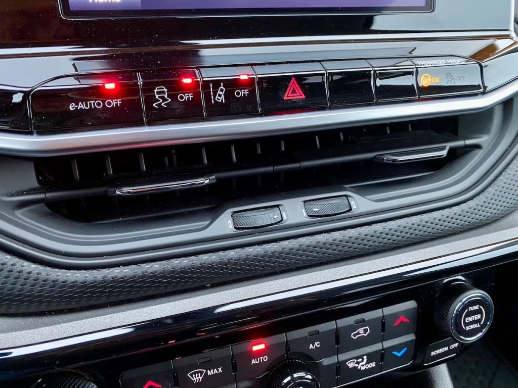 Fahrzeugabbildung Jeep Compass 1.5 Autom. Night Eagle AAC SHZ CARPLAY