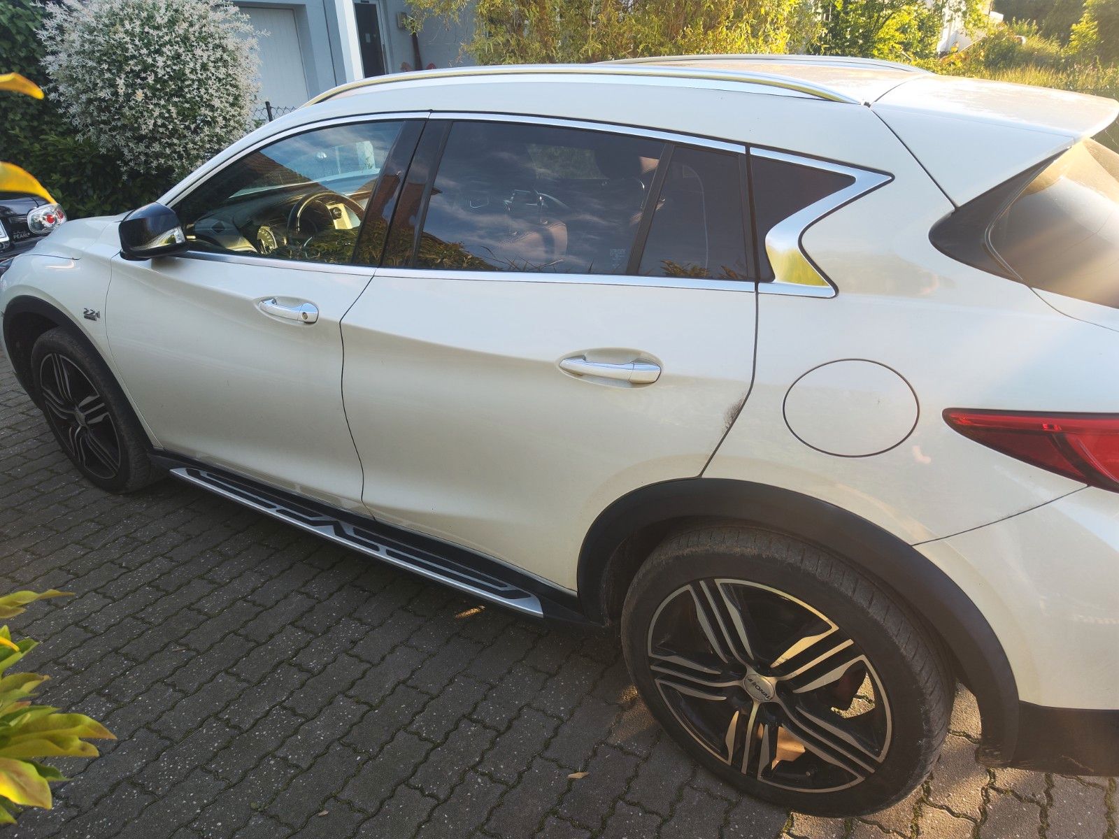 INFINITI QX30