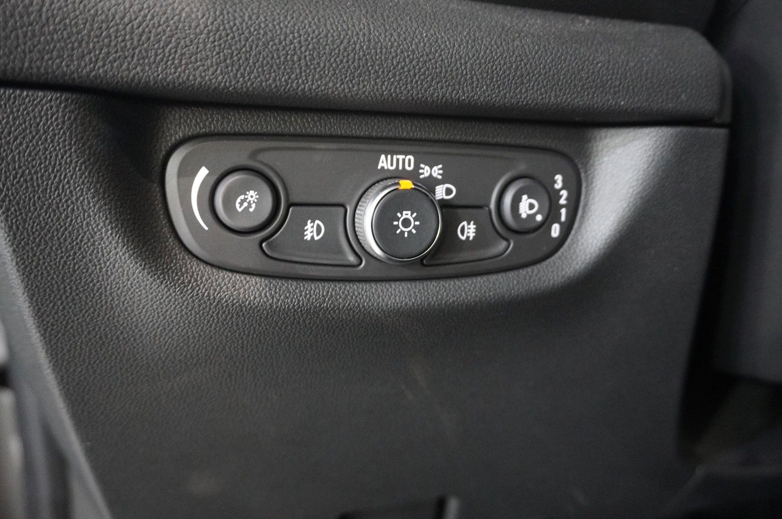 Fahrzeugabbildung Opel Insignia B ST 2.0D BUSINESS NAVI/LED/KAMERA/DAB+