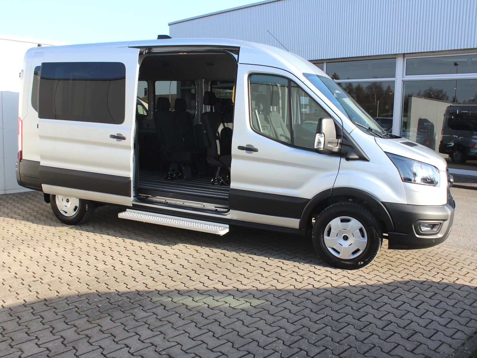 Fahrzeugabbildung Ford Transit 350 L3 Trend -Rollstuhlfahrzeug-