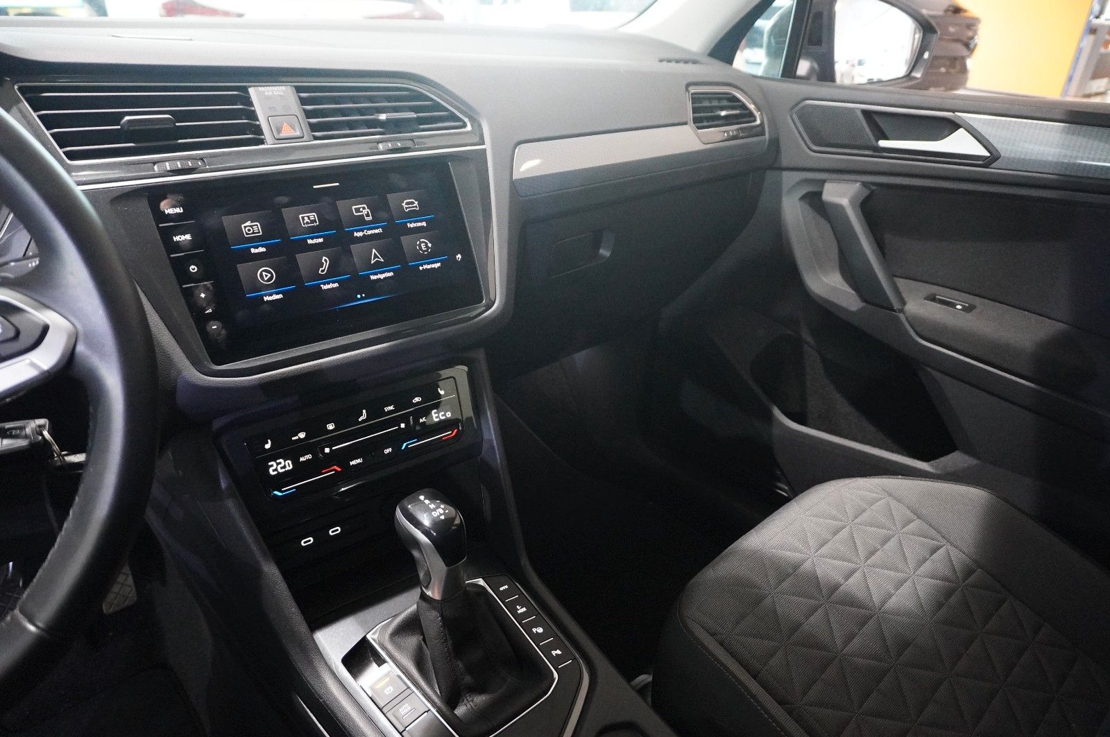 Fahrzeugabbildung Volkswagen Tiguan Life 1.4 e-HYBRID NAVI/LED/KAMERA/SH/VIRT