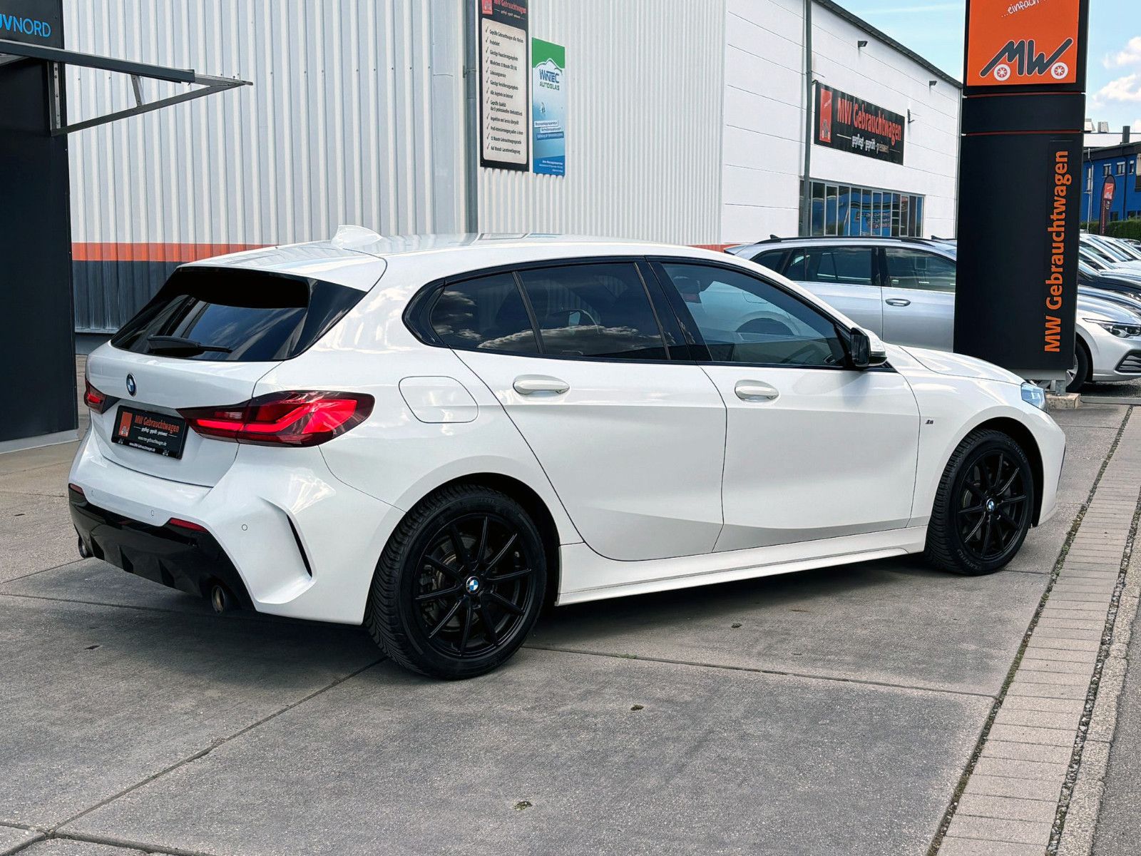 Fahrzeugabbildung BMW 120i M-Sport Steptronic LED TEMP PDC SHZ NAV BT