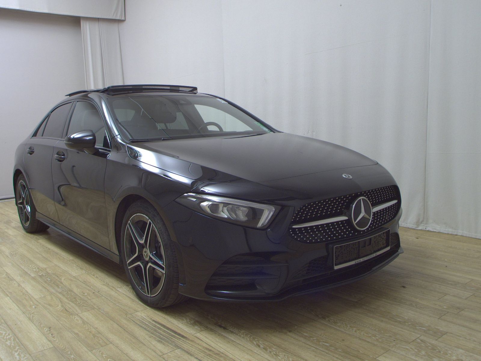 Mercedes-Benz A 180 Lim. d AMG-Line Navi LED Panorama Sound imagem 3