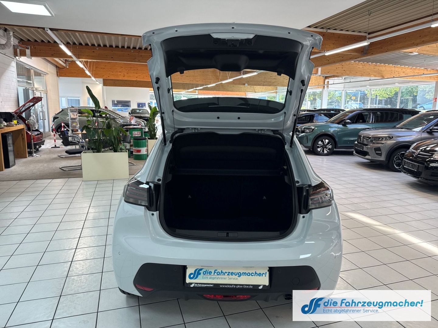 Fahrzeugabbildung Peugeot 208 Style LED Fahrerprofil DAB SHZ Keyless Start