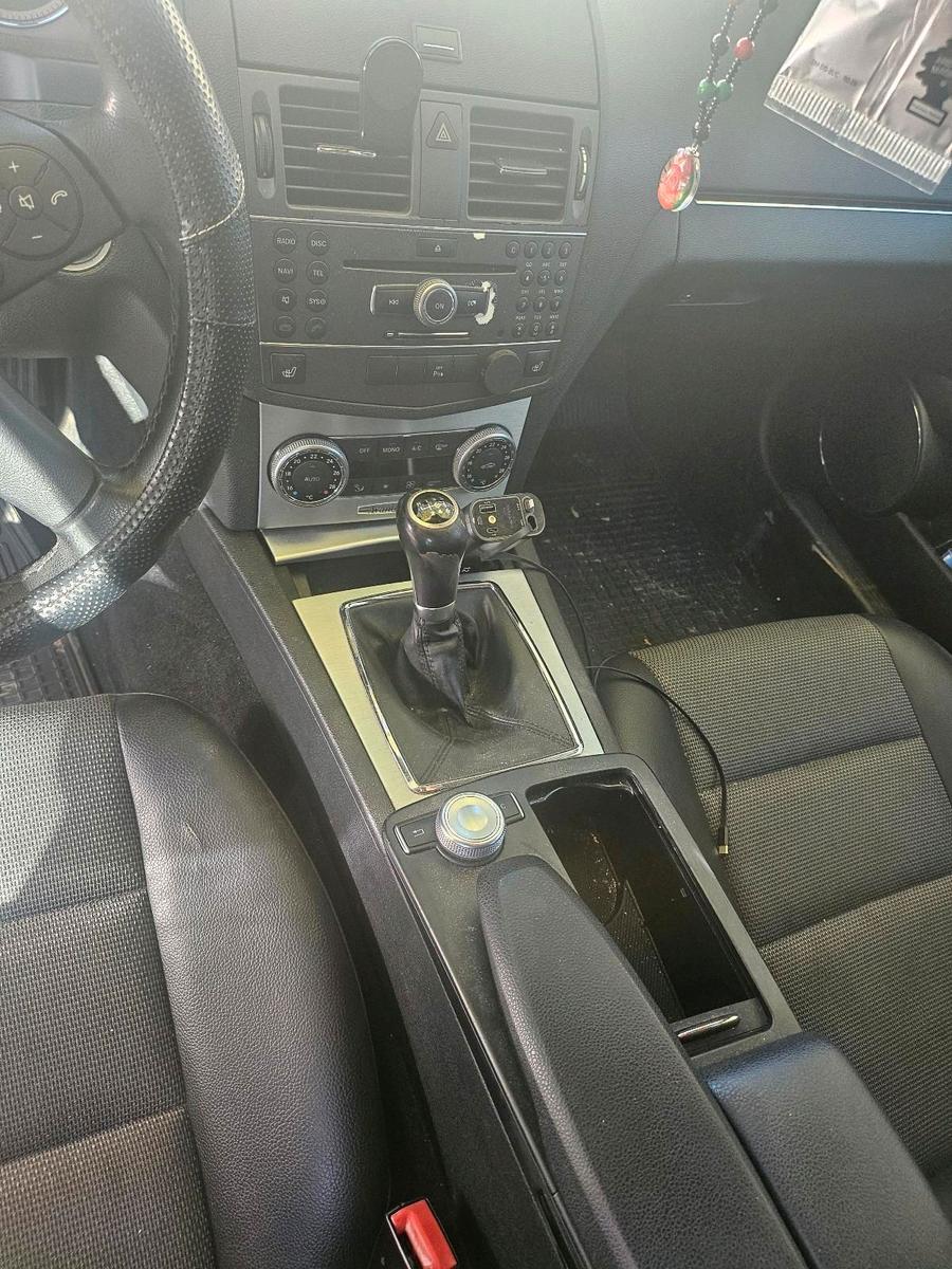Mercedes-Benz C200 2010 — photo 10