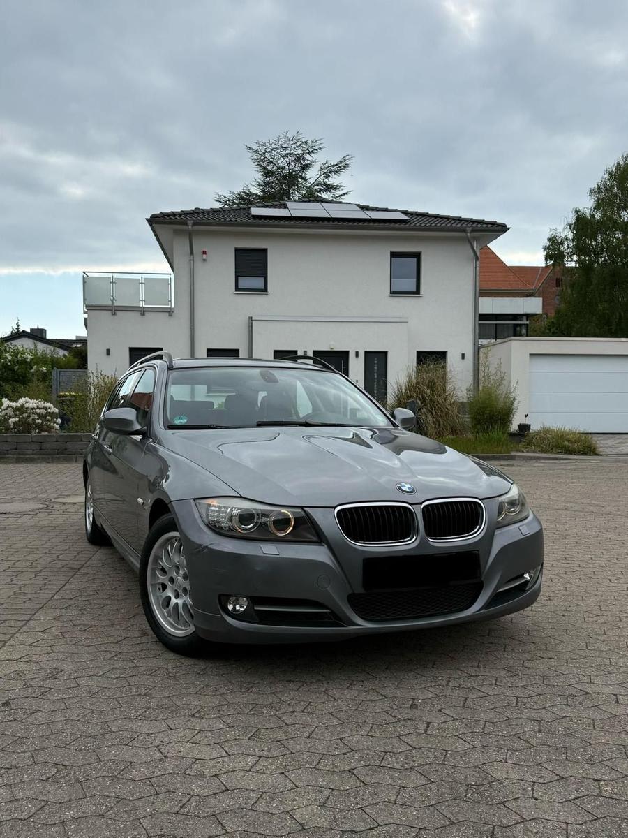 BMW 318 2009 — interior