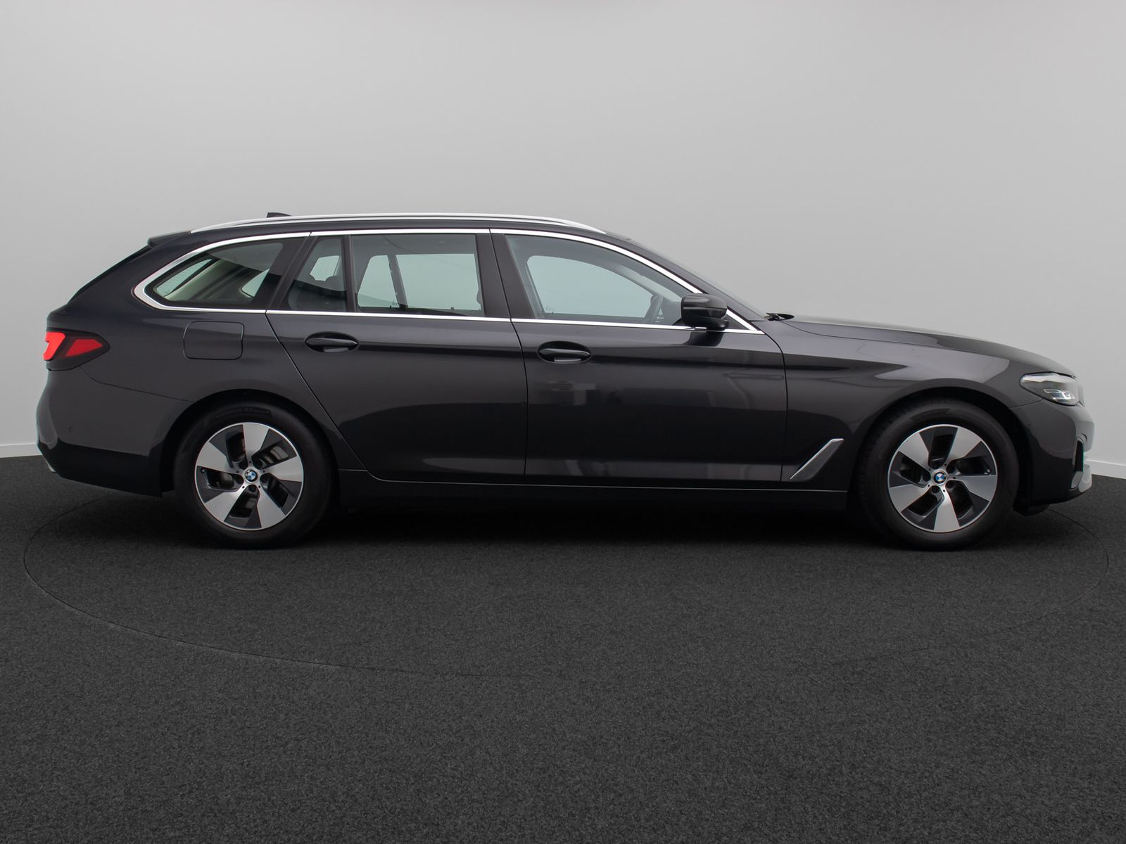 Fahrzeugabbildung BMW 520d DAB Kamera AHK Panorama HUD Leder Standheiz