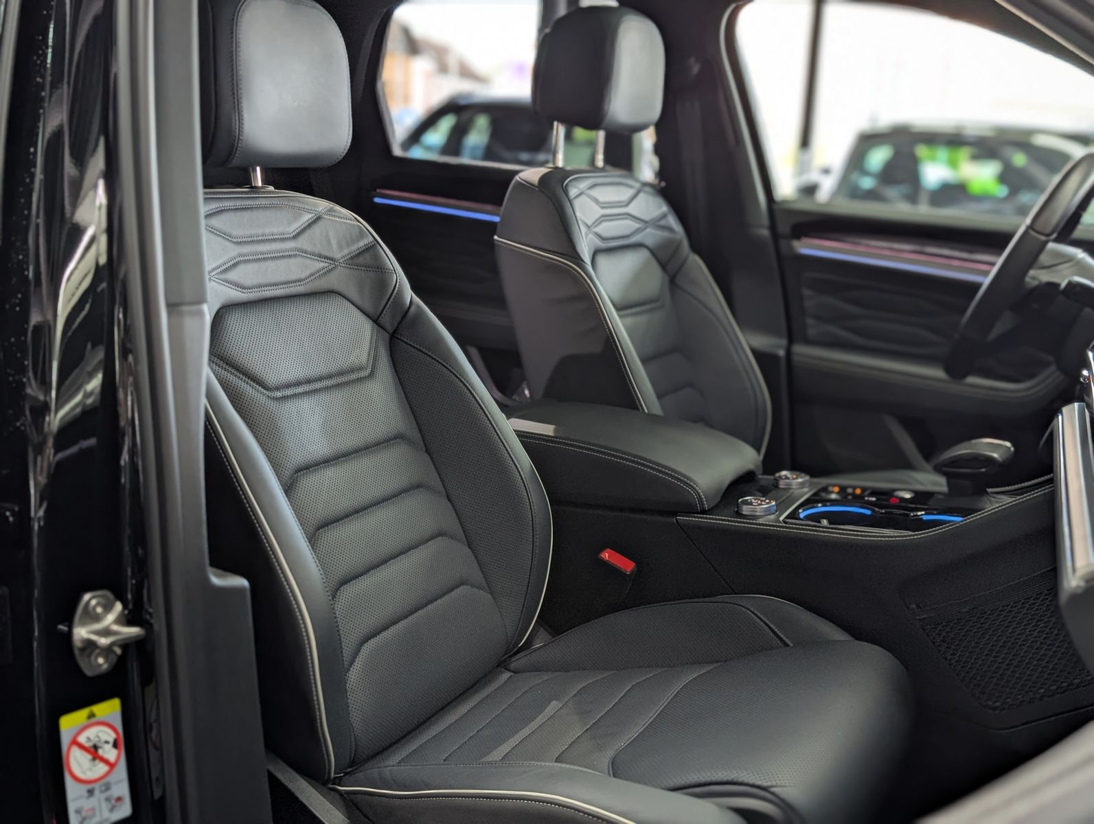 Fahrzeugabbildung Volkswagen Touareg 3.0TDI 4M R-Line VOLL Black 22" UPE 114T