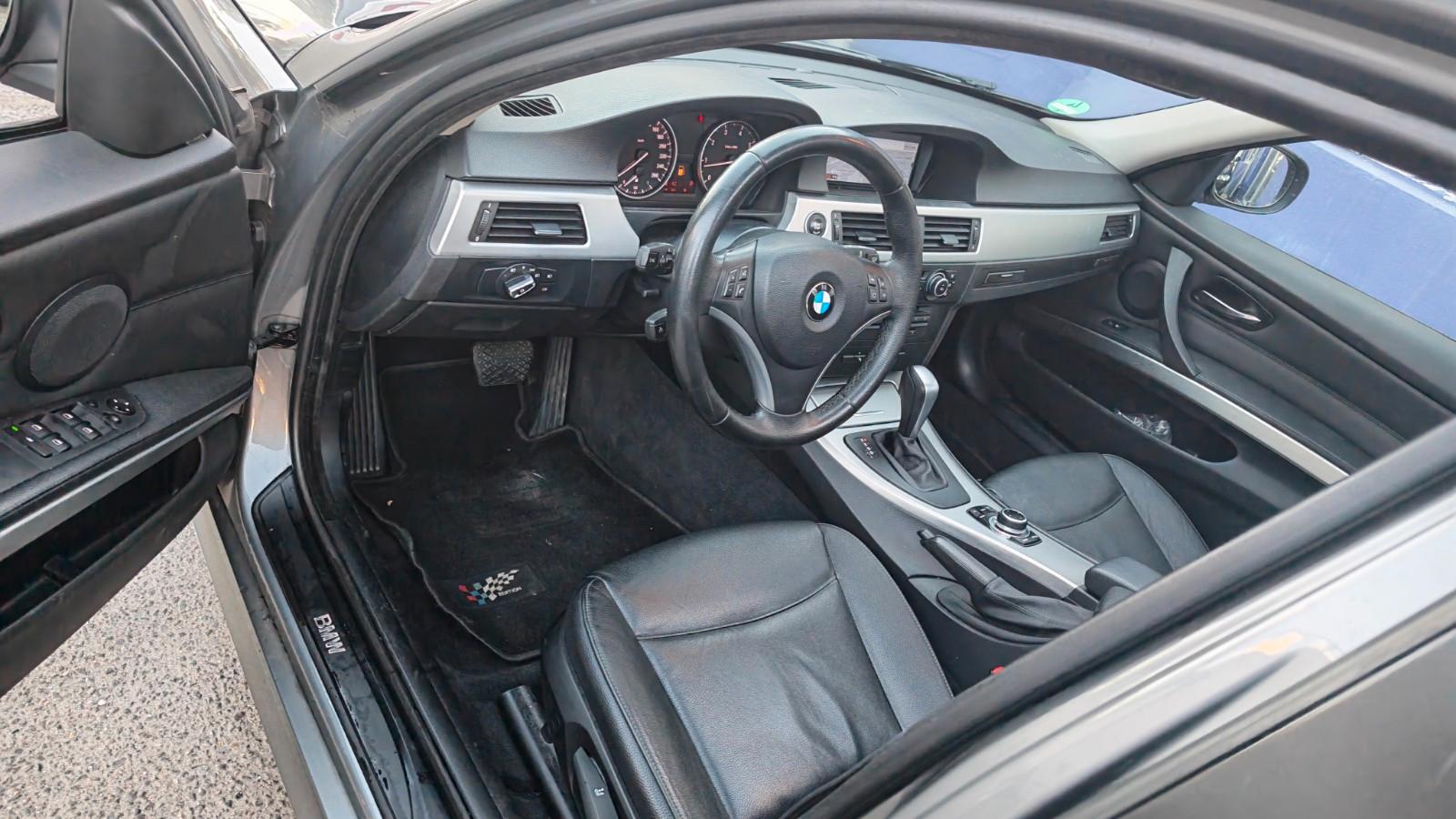 BMW 318 2010 — салон