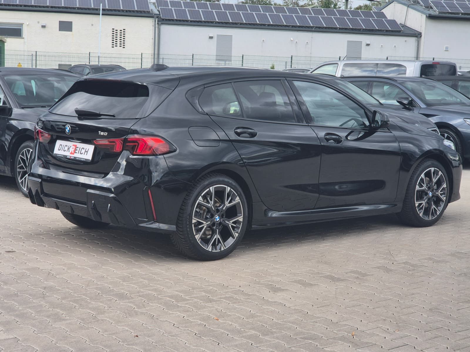 Fahrzeugabbildung BMW 120 i M Sport Adaptiv LED*PANO*AHK*M Alcantara