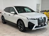 BMW iX xDrive40 Sportpaket Navi*LASER*HUD*22Zoll* - BMW Elektroautos