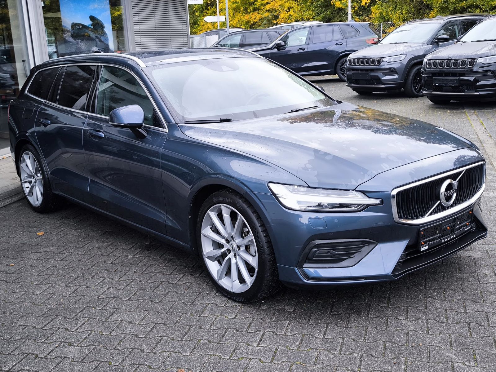 Fahrzeugabbildung Volvo V60 Momentum VIRTU+NAVI+SHZ+LEDER+KAM+TEMP+AHK+