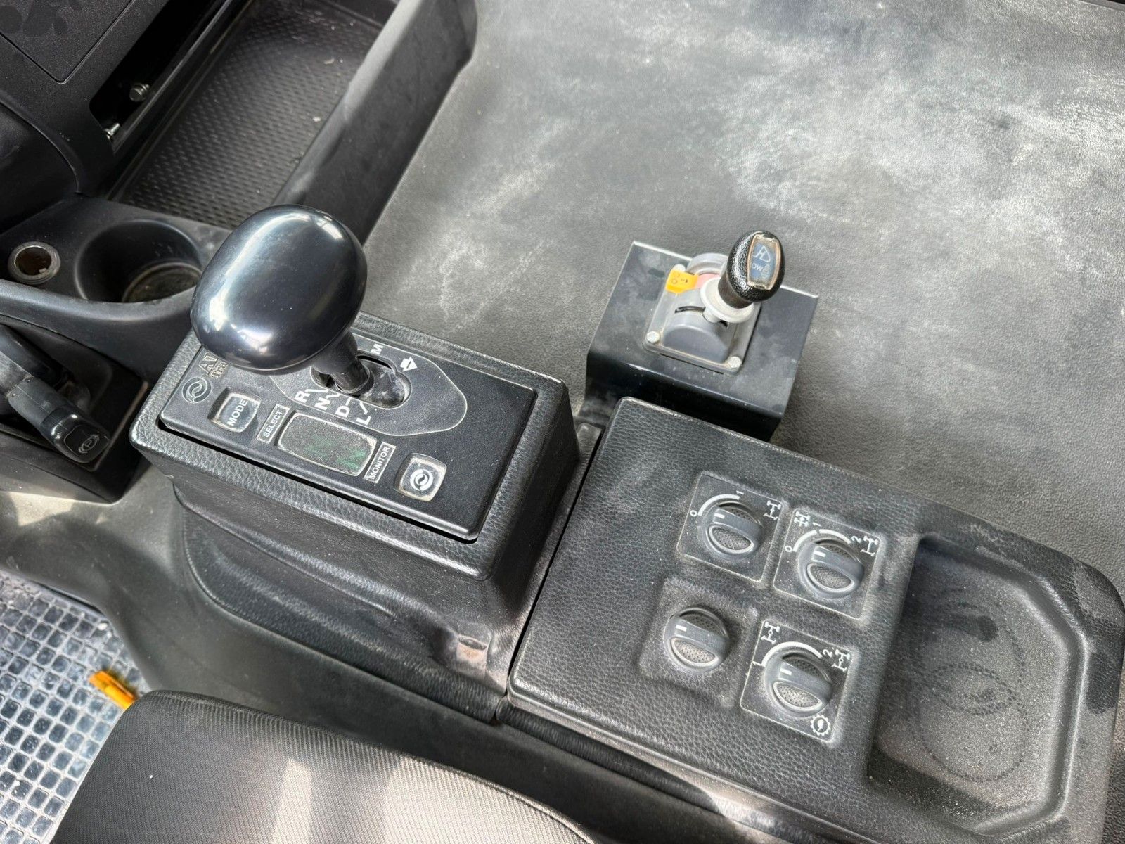 Fahrzeugabbildung Iveco Astra 8x8 Mulden Kipper HD9 86.54